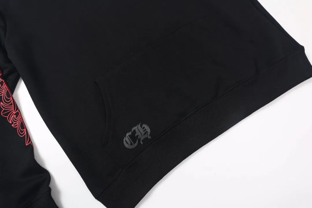M26—P210 -Chrome Hearts/Chrome Hearts printed sweatshirt cardigan jacket -420 grams of high-density, high-quality wool, soft, delicate and skin-friendly, soft and silky to the touch, warm and skin-friendly -The hardware zipper accessories are all customized and full of details -Colour: black white -Size: S M L XL